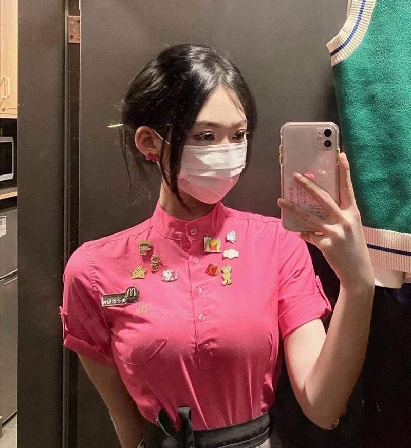 广州白云万达广场店的麦当劳兼职女孩 聊骚对话全程高能 五官的精致加上其口活的一流 极品身材视频完整流出 真的是越好看越骚吗?