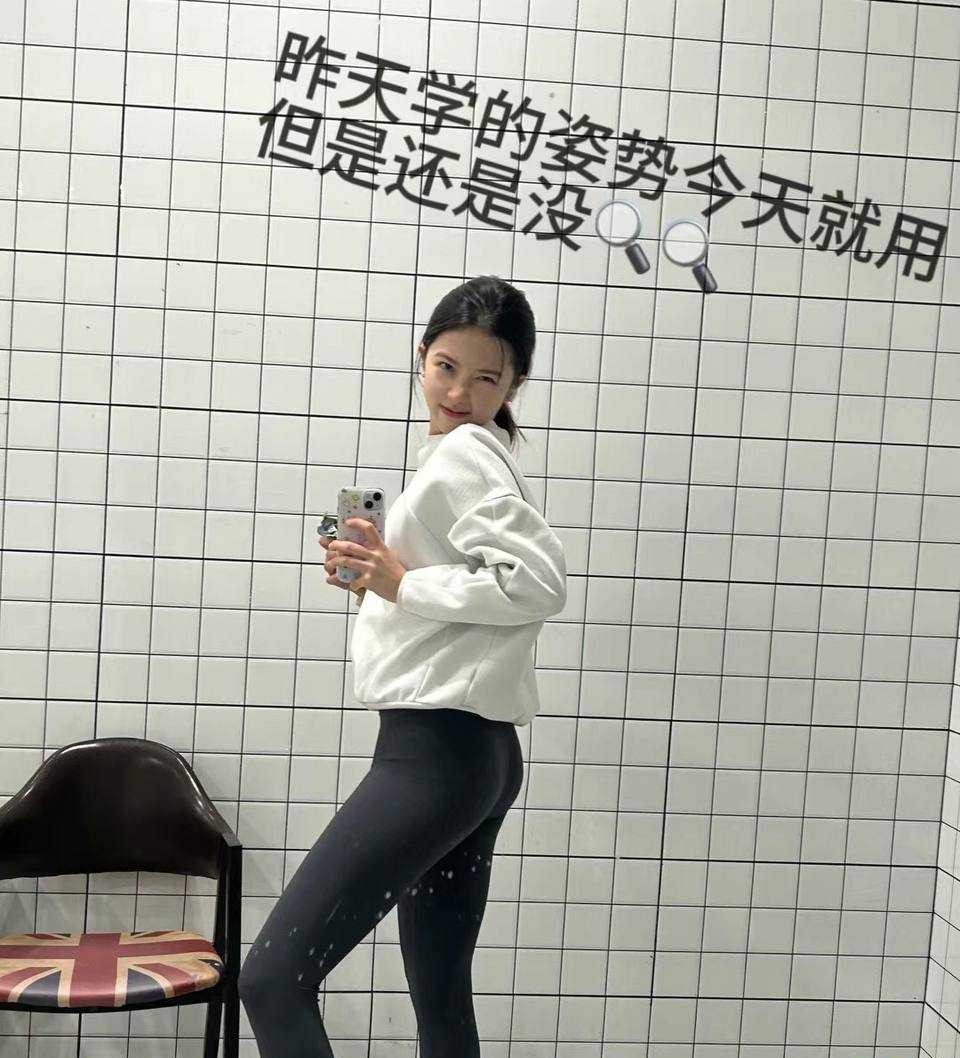 浙江财经大学清纯校花级女神【李书妍】不雅视频，据说与前任分手后被渣男视频流出！